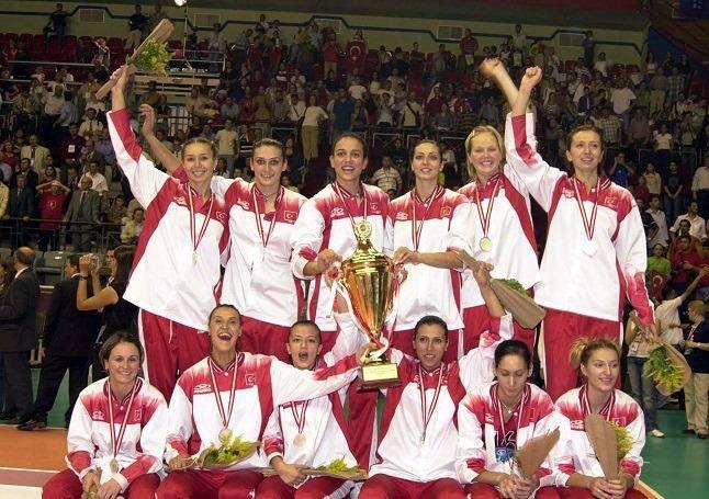 <p>2003: Türkiye Kadın Voleybol Milli Takımı, 36 yıl sonra ikinci kez Türkiye'de düzenlenen 2003 Avrupa Kadın Voleybol Şampiyonası'nda Avrupa ikincisi oldu. Milli Takım, bu tarihten itibaren Filenin Sultanları olarak anılmaya başladı. Takım, aynı yıl Dünya Kupası'na katıldı ve yedinci oldu.</p>

