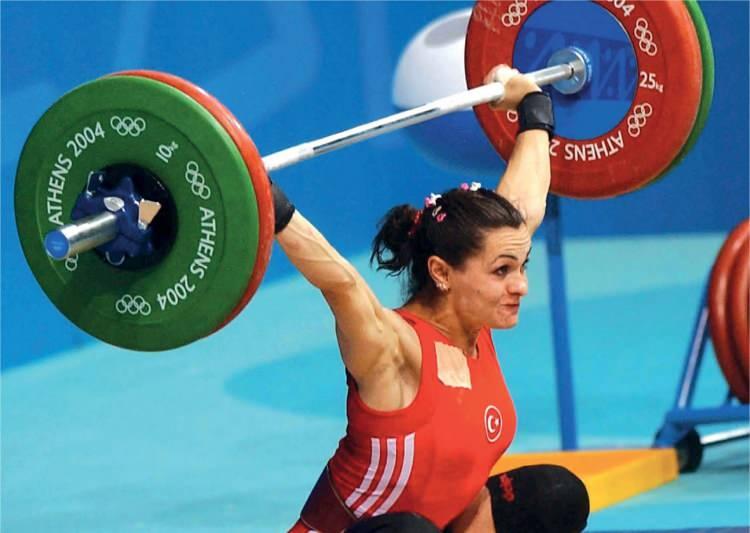 <p>2004: Milli halterci Nurcan Taylan 2004 yılında Atina'daki Olimpiyatlar'da 48 kiloda dünya ve olimpiyat rekoru kırarak altın madalya kazandı. Böylece Türk spor tarihinde ilk defa bir kadın sporcu bu başarıya ulaşmış oldu.</p>
