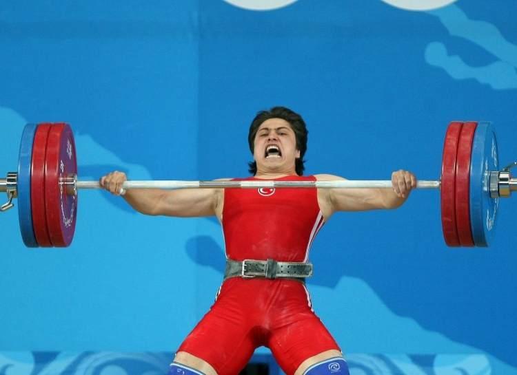 <p>2004: Milli halterci Taner Sağır 19 yaşında katıldığı 2004 Atina Olimpiyatları'nda erkekler 77 kiloda koparmada 172,5, silkmede 202,5 ve toplamda 375 kilo kaldırarak altın madalya kazandı. Böylece oyunlar tarihinin en genç altın madalya alan haltercisi unvanını aldı</p>

<p> </p>

