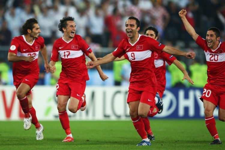 <p>2008: Türkiye A Milli Futbol Takımı, 2008 UEFA Avrupa Şampiyonası’nda çeyrek finalde Hırvatistan'ı mağlup ederek yarı finale yükseldi. Yarı Finalde Almanya'ya yenilen milliler turnuvayı tarihinde ilk kez 3. sırada tamamladı.</p>
