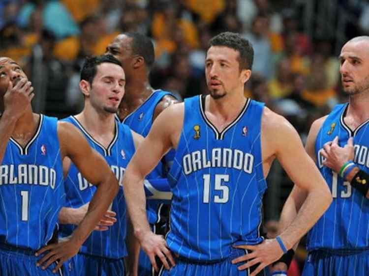 <p>2008: Dünyanın en üst düzey basketbol ligi olarak kabul edilen NBA'de 2004 yılından 2009 yılına kadar Orlando Magic forması giyen Hidayet Türkoğlu 2008'de 19,5 sayı, 5,7 ribaund ve 5 asist ortalamasıyla en çok gelişme kaydeden oyuncu (MIP) ödülüne layık görüldü. 2009 yılında, takımıyla NBA finaline kadar ulaştı, ancak Los Angeles Lakers'a 4-1 ile kaybettiler.</p>
