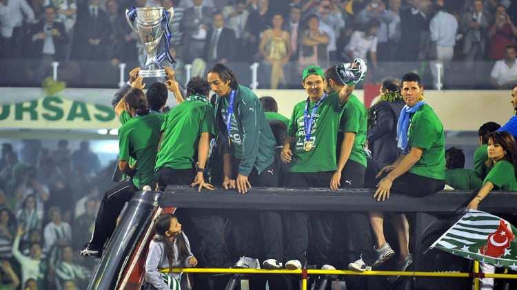 <p>2010: Bursaspor 2009-10 sezonunda Süper Lig'i lider tamamlayarak Süper Lig'de şampiyonluğa ulaşan 5. takım, Anadolu'da Trabzonspor'dan sonra şampiyon olan 2. takım olarak tarihe geçmiştir.</p>