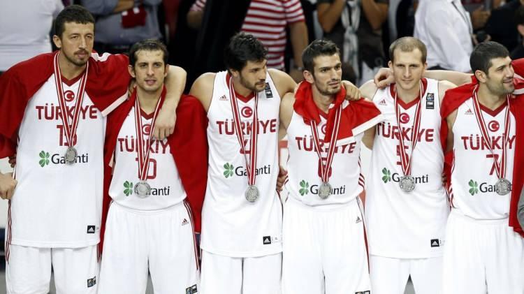 <p>2010: A Milli Erkek Basketbol Takımı, Türkiye'de düzenlenen 2010 FIBA Dünya Şampiyonası'nda ikinci olarak gümüş madalya kazandı. Final maçında ABD, Türkiye'yi 81-64’lük skorla mağlup ederek şampiyon oldu.</p>
