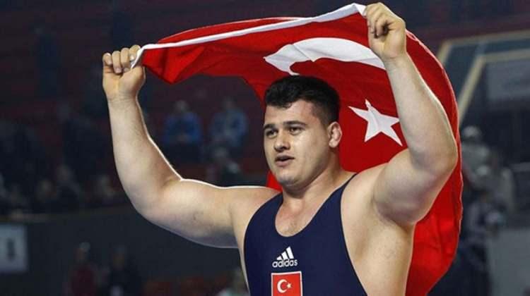 <p>2011: Türk güreşçi Rıza Kayaalp, ilk dünya şampiyonluğuna 2011 yılında ulaştı. Milli güreşçi 5 kez dünya (2011, 2015, 2017, 2019 ve 2022) ve 12 kez Avrupa (2010, 2012, 2013, 2014, 2015, 2016, 2017, 2018, 2019, 2021, 2022 ve 2023) şampiyonu oldu. 2016 Yaz Olimpiyatları'nda gümüş ve 2012 ve 2020 Yaz Olimpiyatları'nda bronz madalya kazandı.</p>
