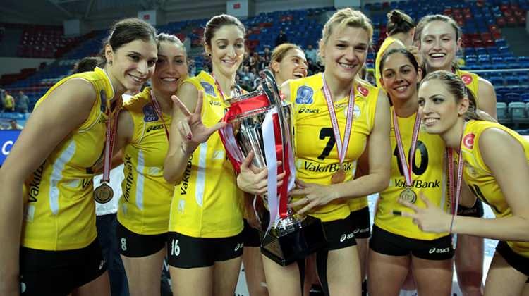<p>2013: 2013 yılında toplam beş kupa (Türkiye Kadınlar Voleybol 1. Ligi, Türkiye Kupası, Süper Kupa, CEV Kadınlar Şampiyonlar Ligi ve FIVB Kadınlar Dünya Kulüpler Şampiyonası) kazanan Vakıfbank SK, 23 Ocak 2014 itibarıyla, ulusal ve uluslararası seviyede oynadığı üst üste 73 resmi maçı kazanarak kırılması zor bir rekorun sahibi olmuş ve Guinness Rekorlar Kitabı'na girmeyi başarmıştır.</p>
