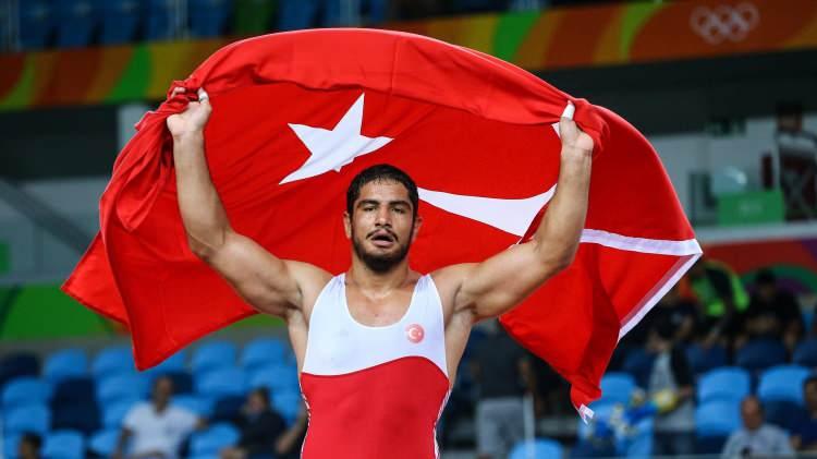 <p>2016: Taha Akgül, 2016 Rio de Janeiro Olimpiyatları’nda serbest stil 125 kg kategorisinde yarıştı ve altın madalya kazandı. Yalnız bu sporcunun tek başarısı değil; Taha Akgül, kariyeri boyunca Dünya Güreş Şampiyonası 2014, 2015 ve 2017 yıllarında da dünya şampiyonu unvanını elde etti.</p>

