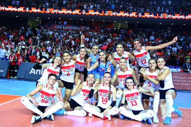 <p>2019: Türkiye Kadın Voleybol Milli Takımı, 2019 CEV Kadınlar Avrupa Voleybol Şampiyonası’nda mücadele etti ve turnuvayı ikinci sırada tamamlayarak gümüş madalya kazandı.</p>
