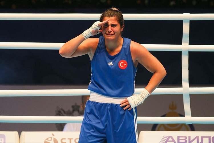 <p>2020: Busenaz Sürmeneli, 2020 Tokyo Olimpiyatları’nda kadınlar 69 kg kategorisinde yarıştı. Turnuvada gösterdiği üstün performansla finale kadar yükseldi ve finalde Çinli rakibi Hong Gu’yu mağlup ederek altın madalya kazandı. Bu zaferle, Türkiye’ye olimpiyatlarda boksta altın madalya kazandıran ilk kadın boksör oldu.</p>
