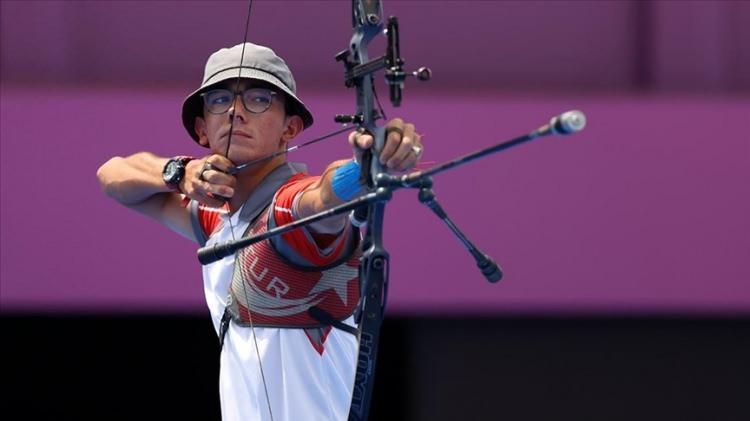 <p>2020: Mete Gazoz, 2020 Tokyo Olimpiyatları’nda erkekler bireysel okçuluk kategorisinde yarıştı. Turnuvada gösterdiği üstün performansla finale kadar yükseldi ve finalde İtalyan rakibi Mauro Nespoli’yi mağlup ederek altın madalya kazandı. Bu zaferle, Türkiye’ye olimpiyatlarda okçulukta altın madalya kazandıran ilk sporcu oldu.</p>