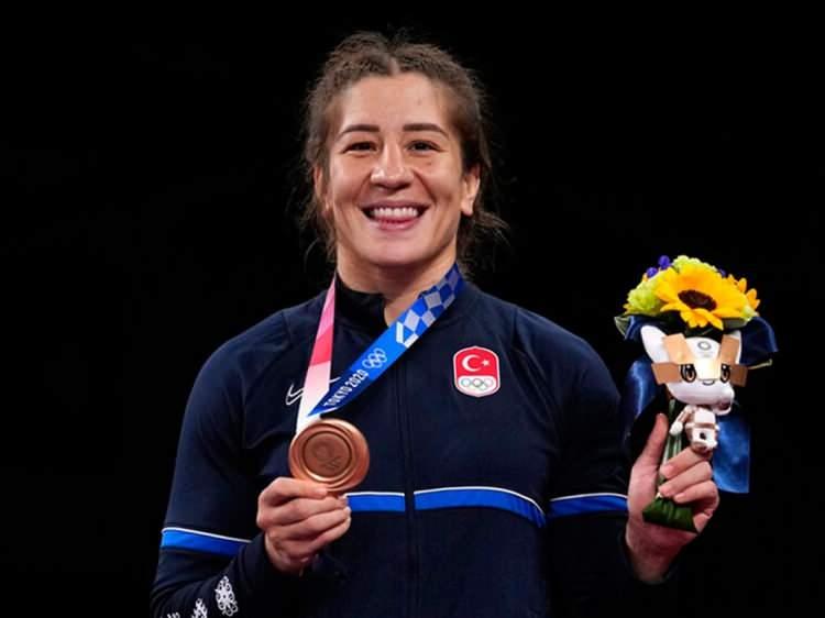 <p>2020: Milli güreşçi Yasemin Adar, 2020 Tokyo Yaz Olimpiyatları'nda serbest stil 76 kilodaki bronz madalya mücadelesinde Kırgız Aiperi Medet Kyzy'i tuşla yenerek, kadınlarda Türkiye'ye güreşte ilk madalyayı getiren sporcu olarak tarihe geçti.</p>