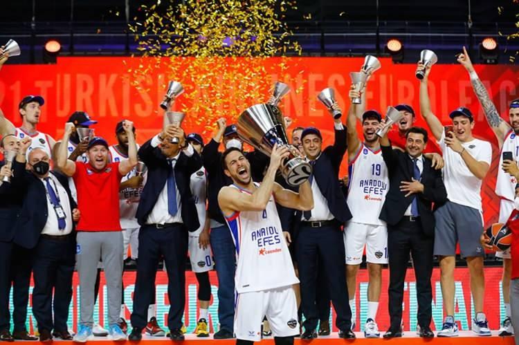 <p>2021: Anadolu Efes, 2020-21 EuroLeague finalinde FC Barcelona'yı 86-81 mağlup ederek tarihindeki ilk Euroleague şampiyonluğunu elde etti.</p>
