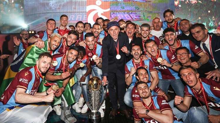 <p>2022: Abdullah Avcı yönetimindeki Trabzonspor, 2021-22 sezonunda Süper Lig şampiyonluğuna ulaşarak, 37 yıllık şampiyonluk hasretine son vermiştir.</p>
