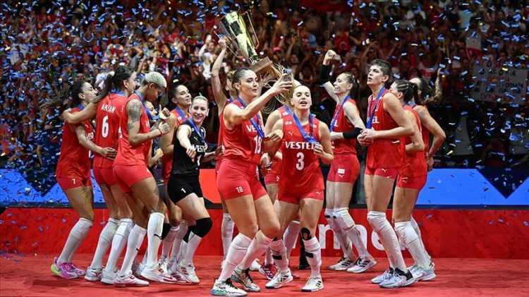 <p>2023: Türkiye A Milli Kadın Voleybol Takımı; 2023 yılında FIVB Milletler Ligi, Avrupa Şampiyonası ve Dünya Kupası'nda şampiyon olarak 16 Temmuz 2023 tarihi itibarıyla FIVB dünya sıralamasında 1. sıraya yerleşmiştir.</p>
