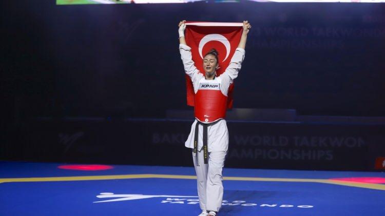 <p>2023: +73 kilogram kategorisinde yarışan Türk tekvandocu Nafia Kuş, 2023 Dünya Tekvando Şampiyonası’nda altın madalya kazanarak tüm Türkiye’yi gururlandırdı.</p>
