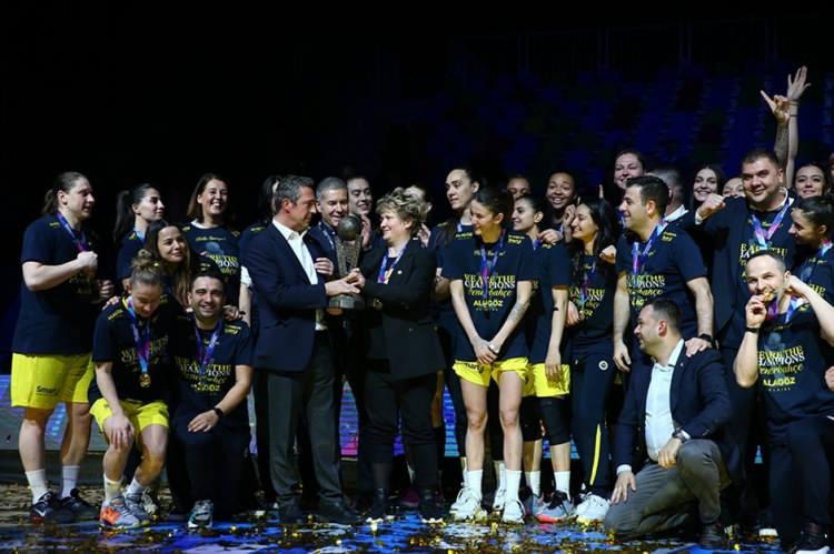 <p>2023: Fenerbahçe Kadın Basketbol Takımı, EuroLeague Women finalinde  Mersin Çukurova Basketbol'u 99-60 yenerek Avrupa'nın 1 numaralı kupasını kazanmıştır. Aynı kupayı 2016-17 EuroLeague Sezonunda Erkek Basketbol takımı ile kazanan Fenerbahçe; Avrupa basketbolunun en üst düzey liginde hem erkeklerde hem de kadınlarda şampiyon olan ilk ve tek spor kulübü oldu.</p>
