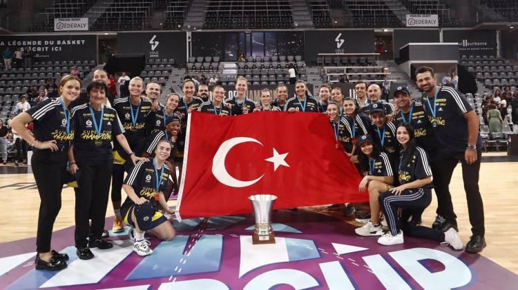 <p>2023: Fenerbahçe Kadın Basketbol Takımı; 2022-23 sezonunda EuroCup şampiyonu ASVEL Féminin'i yenip; Fiba Super Cup'da şampiyon olmuş ve bu kupayı kazanan ilk ve tek Türk Kadın Basketbol Takımı olmuştur.</p>

