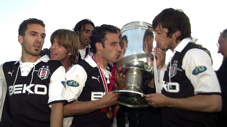 <p>2003: Teknik Direktör Mircea Lucescu yönetimindeki Beşiktaş Futbol Takımı, 2002-03 sezonunda kuruluşunun 100. yılında Süper Lig şampiyonu olarak bu alanda bir ilki gerçekleştirmiştir.</p>
