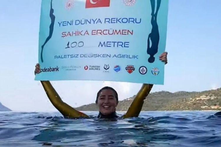 <p>2021: 26 Ekim 2021'de, Türk serbest dalışçı Şahika Ercümen, Antalya'nın Kaş ilçesinde paletsiz değişken ağırlık kategorisinde 100 metreye dalarak dünya rekoru kırdı.</p>
