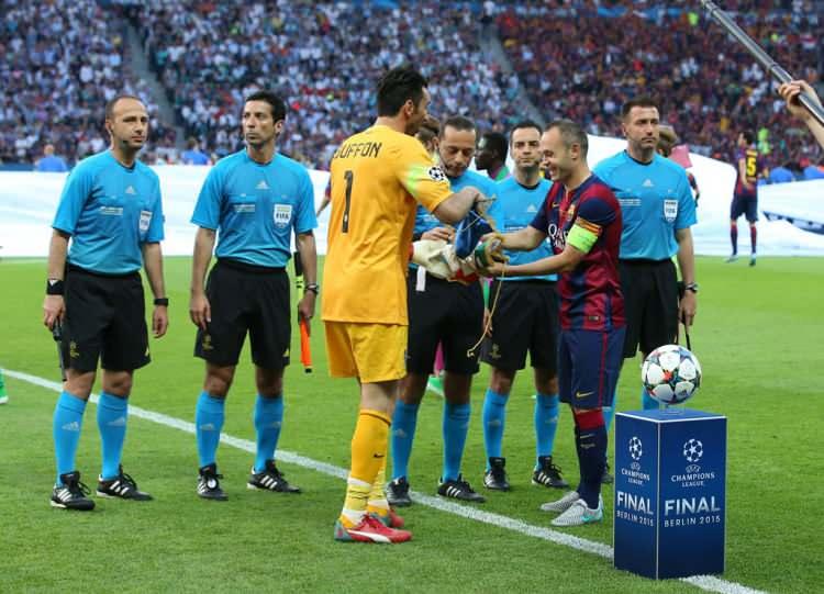 <p>2015: Türk futbol hakemi Cüneyt Çakır, ekibiyle birlikte 6 Haziran 2015'te Şampiyonlar Ligi Finalinde Barcelona-Juventus maçını yöneterek Şampiyonlar Ligi'nde final yöneten ilk Türk hakem olmuştur.</p>