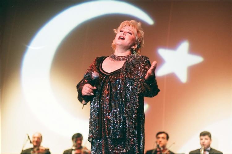 <p><span style="color:#FF0000"><strong>MUAZZEZ ABACI</strong></span></p>

<p><span style="color:#000000"><strong>Türk sanat müziğinin yaşayan efsanesi olarak görülen Muazzez Abacı, bugüne dek birçok unutulmaz parçayla adından söz ettirmektedir.</strong></span></p>
