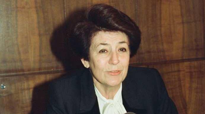 <p><span style="color:#B22222"><strong>İlk kadın bakan: Türkan Akyol</strong></span></p>
<p>1971 Askeri Muhtırasının ardından kurulan 33.Türkiye Hükümeti'nde meclis dışından bağımsız olarak Sağlık ve Sosyal Yardım Bakanı olarak atanan Türkan Akyol Türkiye'nin ilk kadın bakanı oldu.</p>