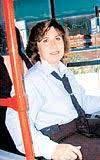 <p><span style="color:#B22222"><strong>İlk kadın belediye otobüsü şoförü: Fatma Kasapoğlu</strong></span></p>
<p>2001 yılında Denizli Belediyesi Otobüs İşletmeleri Müdürlüğü bünyesinde otobüs şoförü olarak çalışmaya başlayan Fatma Kasapoğlu, Türkiye'nin ilk kadın otobüs şoförü. Kasapoğlu şoförlük kariyerine 1999 yılında ambulans şoförü olarak başlamış.</p>