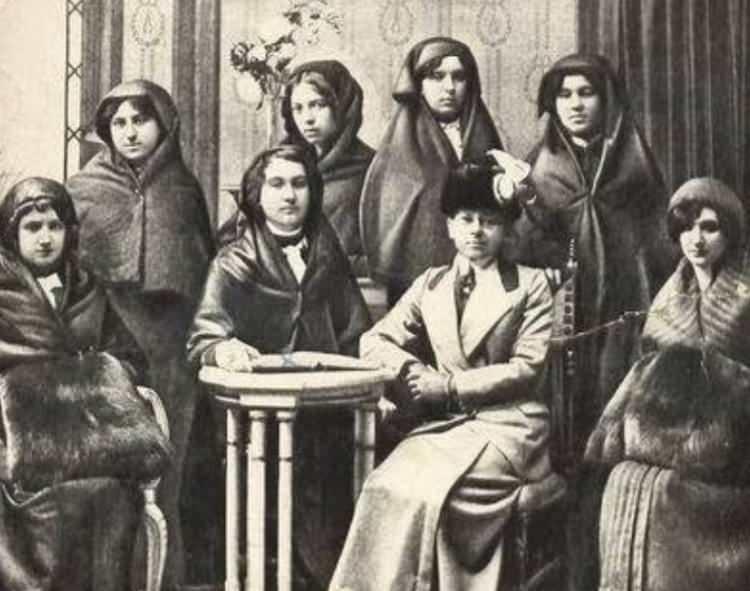 <p><span style="color:#B22222"><strong>İlk kadın devlet memuru: Bedriye Osman Hanım</strong></span></p>
<p>1913 yılında telefon memuresi olarak çalışma hayatına giren Bedriye Osman Hanım, diğer kadın memurelerle birlikte yukarıdaki fotoğrafta görüntülenmiştir.</p>