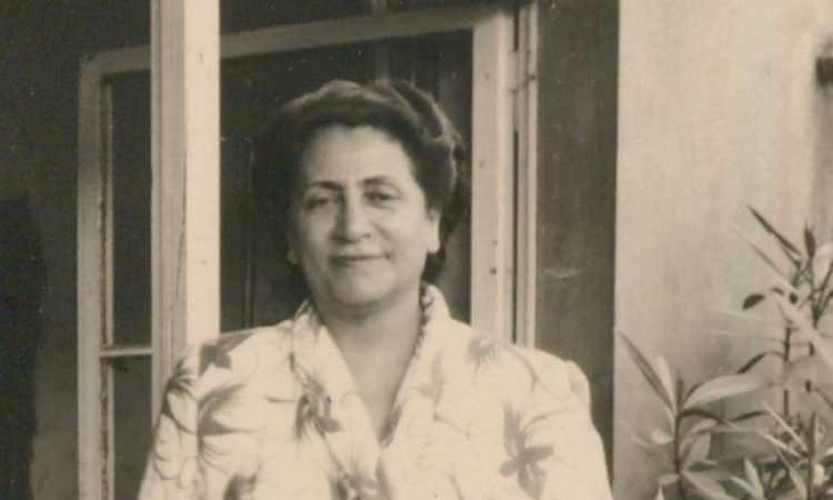 <p><strong>İlk kadın doktor: Safiye Ali</strong></p>
<p>Türkiye Cumhuriyeti'nin ilk kadın tıp doktoru ve tıp eğitimi veren ilk kadın olan Safiye Ali, anne-çocuk sağlığı üzerine çalışmalar yapmış ve Süt Damlası Bakımevleri ile tanınmıştır. Safiye Ali o yıllarda İstanbul'daki feminist harekete de katılarak kadınların seçme ve seçilme hakkı için mücadele etmiştir.</p>