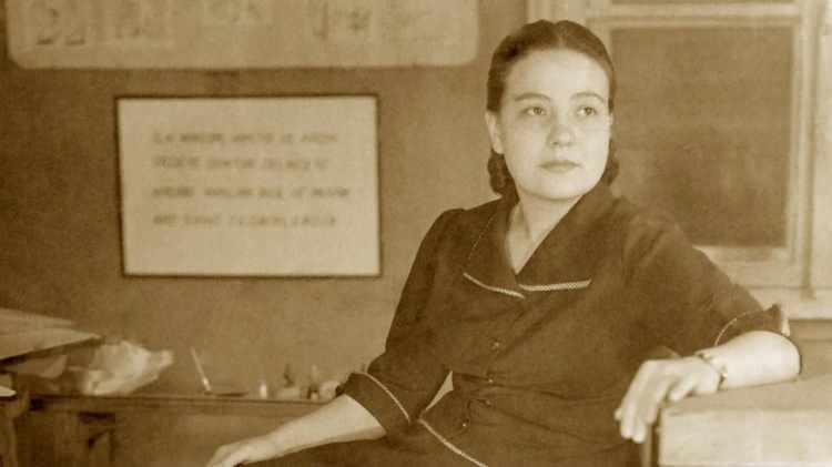 <p><span style="color:#B22222"><strong>İlk kadın emniyet müdürü: Feriha Sanerk</strong></span></p>

<p>1941 yılında Ankara Üniversitesi Siyasal Bilgiler Fakültesine ilk kız öğrenci olarak giren ve fakülteyi başarıyla tamamlayan Feriha Saanerk, kadın olduğu için kaymakam olma talebi geri çevrilince Emniyet Genel Müdürlüğüne başvurmuştur. Komiser muavini olarak başladığı görevinde 1953'te Emniyet Müdürü rütbesine yükselmesine karşın yine kadın olduğu için ataması gerçekleştirilmemiştir. Olayı yargıya taşıyan ve kazanan Feriha Sanerk, 1953'te ilk kadın Emniyet Müdürü oldu.</p>
