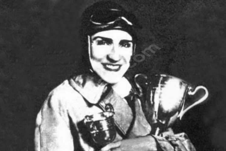 <p><strong>İlk kadın ralli pilotu: Samiye Cahid Morkaya</strong></p>
<p>Aslında kemençe öğretmeni olan Samiye Cahid Morkaya, Turing Kulüp'ün düzenlediği yarışlara katılarak 1930 ve 1931 yıllarında dereceye girmiştir. İlk şampiyonluğu ise 1932’de İstinye - Zincirlikuyu arasındaki 9,5 kilometrelik parkurda düzenlenmiş olan rallide kazanmıştır.</p>