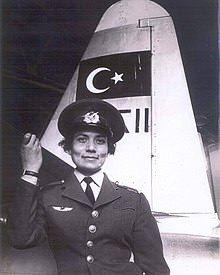 <p><strong>İlk kadın jet pilotu: Leman Altınçekiç</strong></p>
<p>Kasım 1958'de jet pilotu brövesini takan Leman Altınçekiç, dokuz yıl boyunca F-84 ve T-33 jet uçaklarını uçurdu. Kıdemli Albay rütbesiyle Hava Kuvvetleri'nden emekli olan Altınçekiç 2001 yılında hayatını kaybetti.</p>