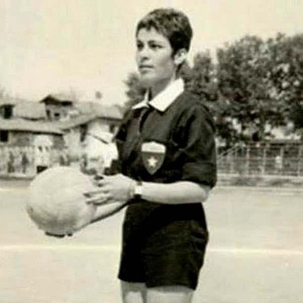 <p><strong>İlk kadın futbol hakemi: Drahşan Arda</strong></p>
<p>FIFA'nın da tescillediği dünyanın ilk kadın hakemi olan Drahşan Arda, 1968'de hakemlik yapmaya başladı. Hakemlik hayatı nedeniyle Bavyera Futbol Federasyonu tarafından 30 yıllık bir altın rozet ve plaketle de ödüllendirildi.</p>