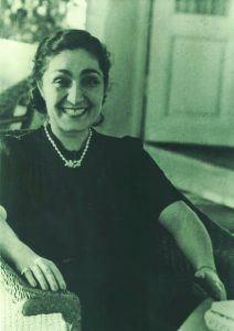 <p><strong>İlk kadın Avukat: Süreyya Ağaoğlu</strong></p>
<p>1927'de Ankara Barosu'na kaydolan ve 1928'de serbest avukatlık ruhsatını alarak "Türkiye'nin ilk kadın avukatı" unvanının sahibi olan Süreyya Ağaoğlu, hayatı boyunca avukatlık mesleğini sürdürmüştür Azeri asıllı olan Ağaoğlu, 1936 yılında Ankara Barosu'ndan naklen İstanbul Barosu'na kaydedildi.</p>