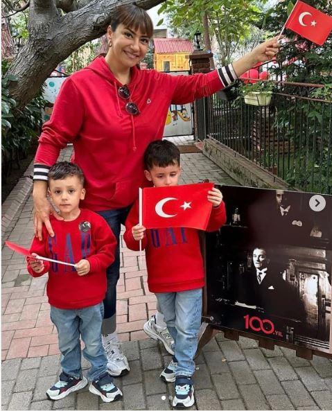 <p><strong>Ezgi Sertel'den oğulları Mert ve Tibet ile 29 Ekim Cumhuriyet Bayramı paylaşımı.</strong></p>
