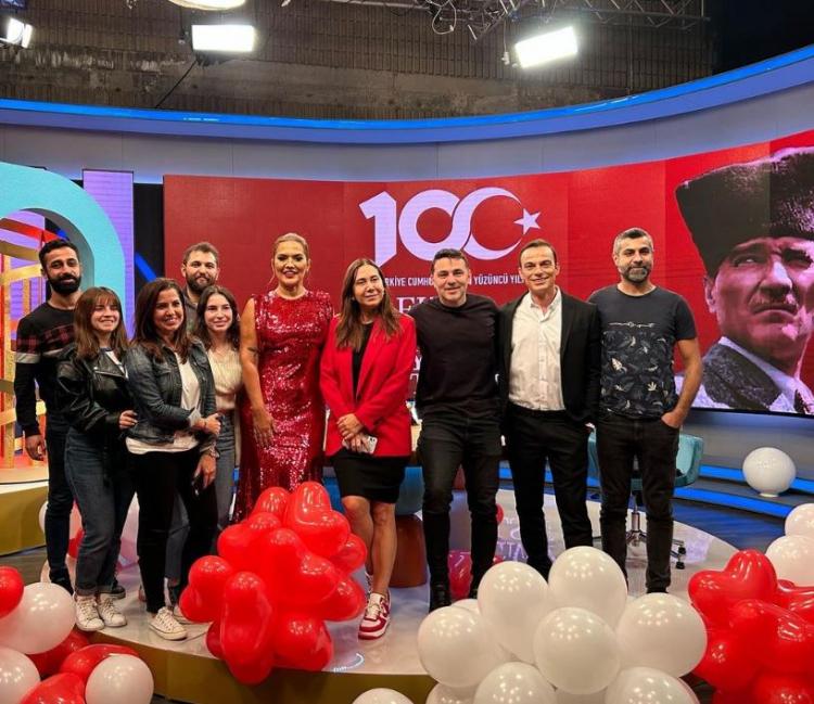 <p><strong>Ünlü şarkıcı Demet Akalın: "Büyük çoşkuyla kutladık bugün Cumhuriyetimizin 100. Yılını, güzel ekibimiz </strong></p>
