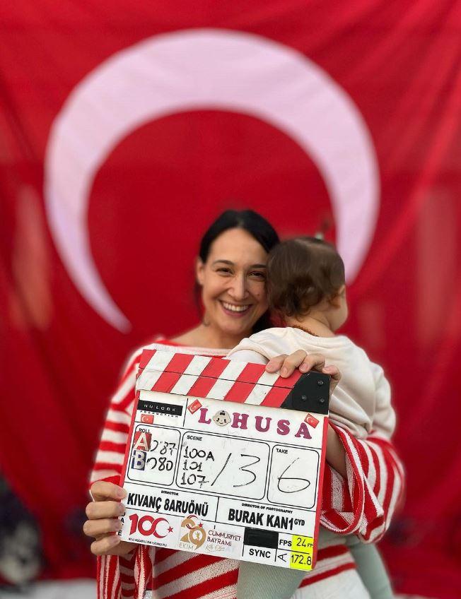 <p>Son projesi <strong>Lohusa </strong>filminin setinden kızı <strong>Jan Asya </strong>ile fotoğraflarını paylaşan ünlü oyuncu Gupse Özay, Cumhuriyet'in 100. yılını kutladı. Gupse Özay kızıyla fotoğraflarını,  <em><strong>"Cumhuriyet Bayramımız kutlu olsun! #cumhuriyet100yaşında<br />
Kızım senin de ilk Cumhuriyet Bayramı'nı kutlarım."</strong></em> notuyla paylaştı. </p>
