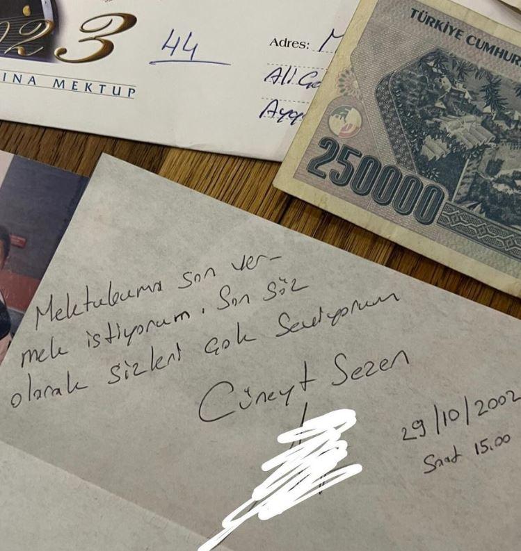 <p><span style="color:#800000"><strong>"YAŞASIN CUMHURİYET!İLELEBET"</strong></span></p>

<p>Melis Sezen, <em><strong>"Dünyada sevgiden daha önemli daha özel bir şey yok ve bu aldığım en kıymetli, en özel hediye! O yüzden sonsuz teşekkür ederim baba! İyi ki Cumhuriyet çocukları olarak yetiştirdiniz bizi, iyi ki önce sevmeyi, birleştirmeyi, farklılıklarla bütün olmayı, özgür olmayı öğrettiniz. Mustafa Kemal Atatürk’ün ilke ve inkılaplarını, onun ruhunu öğrettiniz! Şükürler olsun, Cumhuriyetimizin varlığına, milli birlik ve beraberliğimize ve canım Türkiyeme. Görevimiz “Türk istiklalini, Türk Cumhuriyetini ilelebet muhafaza ve müdafaa etmektir.”<br />
Ve Sevgili PTT bu ne güzel bir düşünce, ne ince bir düşünce ne sevgi dolu, özümüzü, birliğimizi anlatan bir projedir ki 20 yıl öncesinden bugün, Cumhuriyet’in 100. Yılı için mektup yazmak. Eminim bir sürü ev, dünyanın en özel hediyesini almış, dünyanın en özel, tarifsiz duygularını hissetmiştir. Böyle bir projeyi gerçekleştirdiğiniz, 20 yıl boyunca tertemiz bir şekilde o mektupları sakladığınız ve bugün bize en özel armağanı iletip birlik ve beraberliğimizi en güzel şekilde gösterdiğiniz için teşekkür ederiz.<br />
Yaşasın Cumhuriyet! İlelebet!" ifadelerini kullanarak </strong></em>paylaşımını sonlandırdı. </p>
