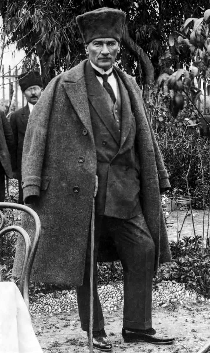 <p>Mustafa Kemal Atatürk, Tarsus Şelale Bahçesi'nde. (Arşiv-17.03.1923) ( BYEGM - Anadolu Ajansı )</p>
