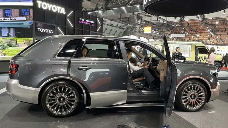 <p>Satıştaki tam elektrikli RZ modeline kıyasla iki katına denk d&uuml;şen 1000 kilometre menzile sahip olacak LF-ZC, yeni yazılımı sayesinde hızlanma ve s&uuml;r&uuml;ş gibi otomobil karakteristiğini s&uuml;r&uuml;c&uuml;n&uuml;n tercihlerine g&ouml;re ayarlayacak.</p>
