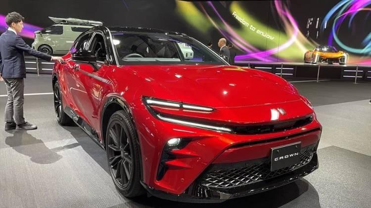 <p>Toyota Başkanı Koji Sato, a&ccedil;ıklamasında, "Sadece ger&ccedil;ek bir otomobil &uuml;reticisinin yapabileceği elektrikli ara&ccedil;lar &uuml;retiyoruz" dedi. 2022'de 24 bin elektrikli ara&ccedil; satan Japon &uuml;retici, 2026'da bu sayıyı 1,5 milyona &ccedil;ıkarmayı hedefliyor.</p>
