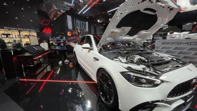 <p>Hibrit otomobillerin &ouml;nc&uuml;lerinden kabul edilen Toyota, bir d&ouml;nem tam elektrikli ara&ccedil; projelerine y&ouml;nelik isteksizliğiyle eleştiriliyordu. Nisan ayındaki g&ouml;rev değişikliğiyle Koji Sato'nun y&ouml;netimi altında, Toyota'nın elektrikli ara&ccedil;lara daha fazla kaynak aktardığı belirtiliyor.</p>
