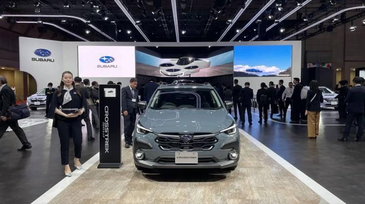 <p>Yapay zeka sistemi sayesinde, s&uuml;r&uuml;c&uuml;n&uuml;n biyometrik işaretlerini izleyebilen ara&ccedil;, klima ve aydınlatmayı otomatik olarak ortama adapte edebiliyor. Otonom s&uuml;r&uuml;ş modunda, yolcuların y&uuml;z y&uuml;ze etkileşime ge&ccedil;ebilmesi i&ccedil;in &ouml;n koltuklar 360 derece d&ouml;nebiliyor.</p>
