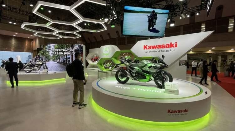 <p>Suzuki Motor Corp. ise yerel SkyDrive Inc. firmasıyla işbirliği halinde s&uuml;rd&uuml;rd&uuml;ğ&uuml; u&ccedil;an ara&ccedil; &uuml;retim projesine y&ouml;nelik bir model tanıttı. Yeni modelin &uuml;retimine 2024 ilkbaharında başlanması bekleniyor.</p>
