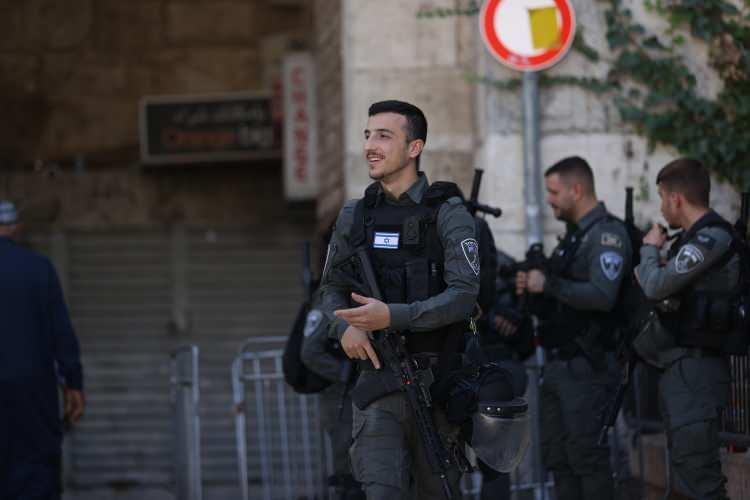 <p>İsrail polisi, Kudüs'teki gerginliği engelleyebilmek için, bölgedeki denetimlerini savaşın 4. cumasında da sıklaştırıyor.</p>
