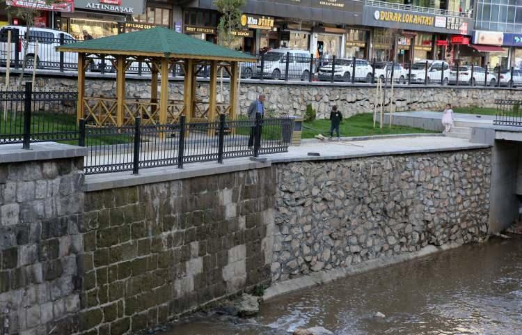 <p>Bu hassasiyetle yapılan yıkım işlemlerinde, alandaki tüm tarihi ve kültürel yapılarımız zarar görmeden gün yüzüne çıkarılmıştır. Yıkım çalışmalarından sonra alanda birçok kurum ve kuruluş tarafından farklı çalışmalar yürütülmüştür. </p>
