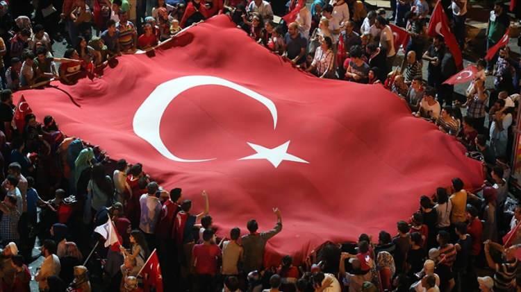 <p>15 Temmuz Pazartesi : Hafta sonu ile birlikte 3 gün tatil.</p>
