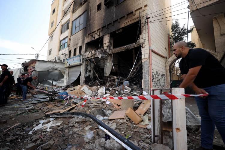 <p>Nablus kentinin doğu bölgesine buldozerler eşliğinde çok sayıda askerle gelen İsrail güçleri, kentin, Eski Asker Kampı ve Halk mahallesi çevresinde konuşlandı. Baskın sırasında, çevredeki binaların çatılarına keskin nişancıların yerleştirildiği gözlendi.</p>