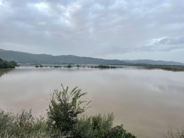 <p>Otomobil, mahalle meydanından yaklaşık 1 kilometre ilerideki dere yatağında, park halindeyken sel sularına kapılarak sürüklenmiş 4 araçla bulundu. Otomobilden Hacer Alptekin ile Erhan Kavaklıçay'ın cenazeleri çıkarıldı. Ali Alptekin için de arama çalışması başlatıldı.</p>
