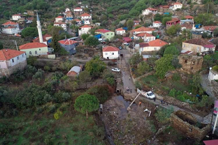 <p>Gece nişan merasimi düzenlendiğini aktaran Altın, "Yarım saat içerisinde biz de ne olduğunu anlamadık. Bizim burada bu hiç görülmüş bir şey değil. Nişandan çıkan bir arkadaş eşiyle birlikte yanlarında da genç bir çocuk var. Şuradan aşağı inince sele kapılmışlar. İkisinin cenazesini bulduk." dedi.</p>
