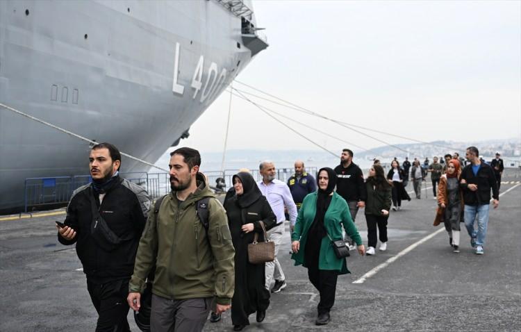 <p>Türk Silahlı Kuvvetlerinin en büyük savaş gemisi, yerli ve milli üretim TCG Anadolu'yu görmek için limana gelenler, saat 10.00'dan itibaren güvenlik kontrolünden geçti.</p>